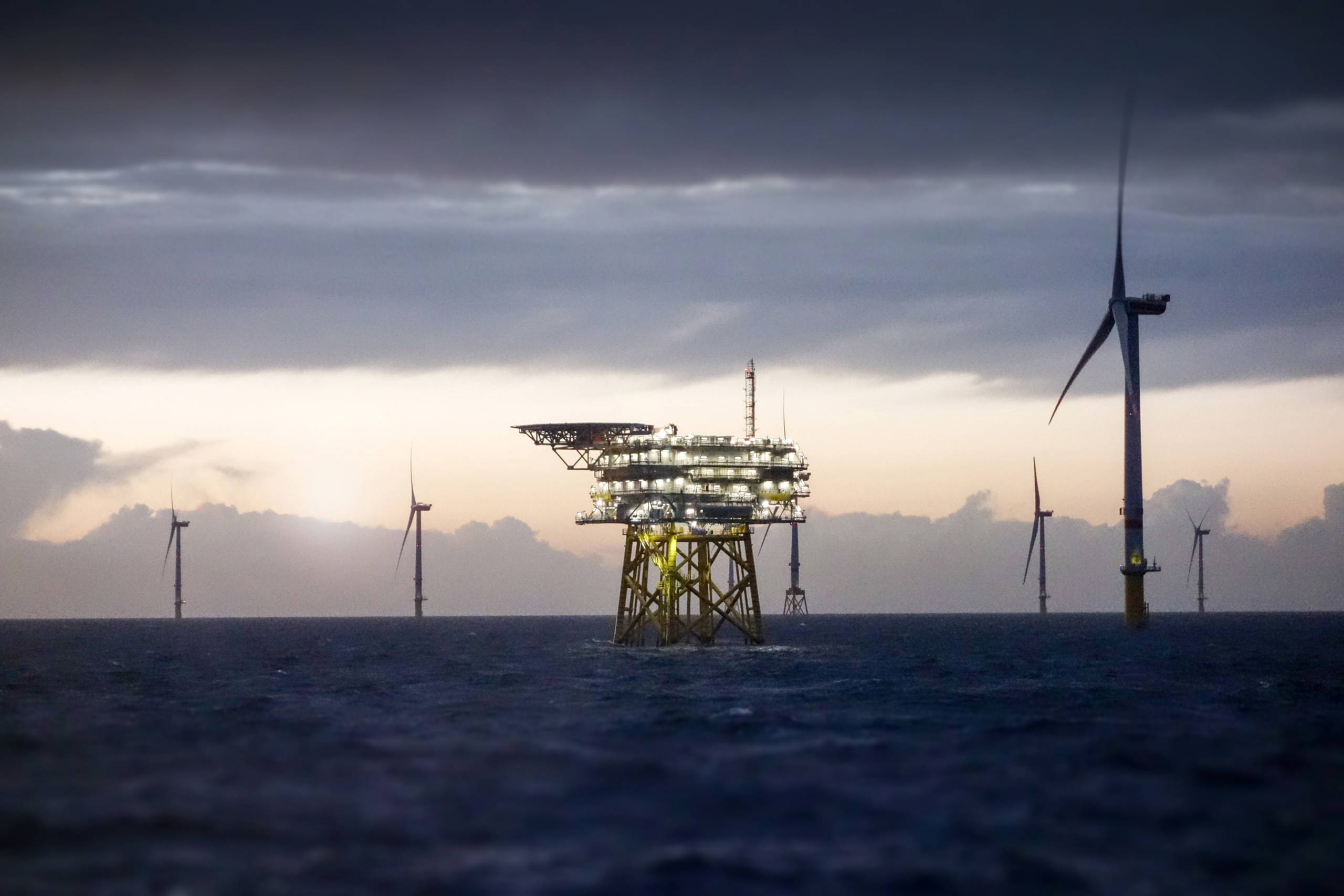 Offshore windmills and an offshore rig